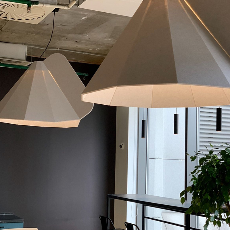 আধুনিক ডিজাইন অ্যাকোস্টিক প্যানেল ব্যাফেলস শব্দ-শোষণকারী এবং পরিবেশ-বান্ধব পলিয়েস্টার ফাইবার বোর্ড স্ট্রিপ আকৃতি জিম ব্যবহারের জন্য